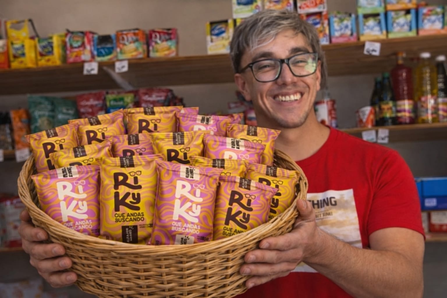 Ricky sosteniendo el alfajor Riky, el protagonista.